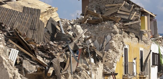 Zu sehen ist der Schutt und Zusammenbruch eines Hauses nach einem Erdbeben